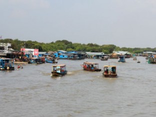 Floating_village_of_Chong_Kneas