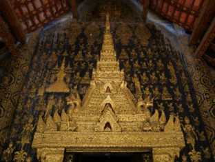 Wat_Xieng_Thong_laos_entrance_2009